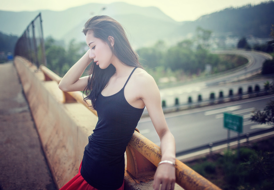 气质美女天台上的悠闲世界图片